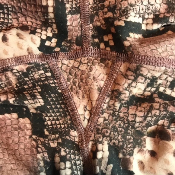 Evolution + Creation Extremely Realistic Python Capris Leggings/ Tights Sz Small - Picture 12 of 15